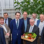 Staatssecretaris Martijn van Dam samen met de projectpartners bij de opening van de Winterlichtkas in Wageningen.