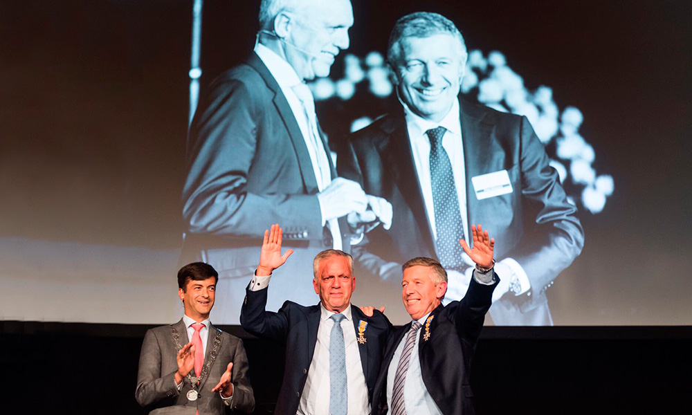 The management of Koppert Biological Systems and mayor Pieter van de Stadt on stage.