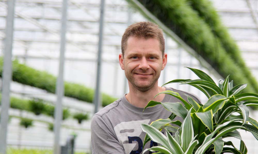 Potplantenteler Heijnen heeft een breed productscala aan groene planten op zijn bedrijf. Hij gebruikt een potgrondmengsel waar 30% houtvezel door is gemengd